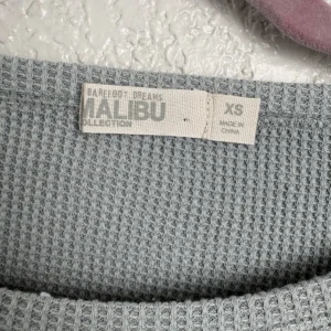 Barefoot Dreams Malibu Collection Waffle Knit Tie Hem Top XS Gray – photo 3