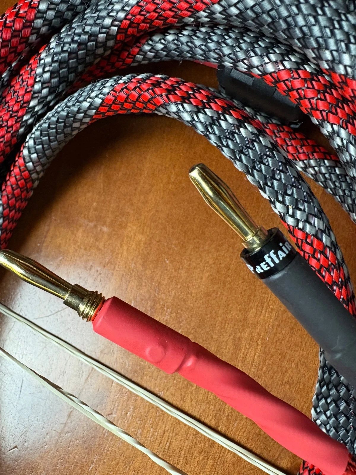 High-End Audiophile Speaker Cables - Gold Plated Banana Plugs - Red/Grey Braided – photo 2