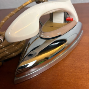 VTG General Electric World Wide Travel Iron Steam Dry 120v 230v GE F39 W/220PLG – photo 2