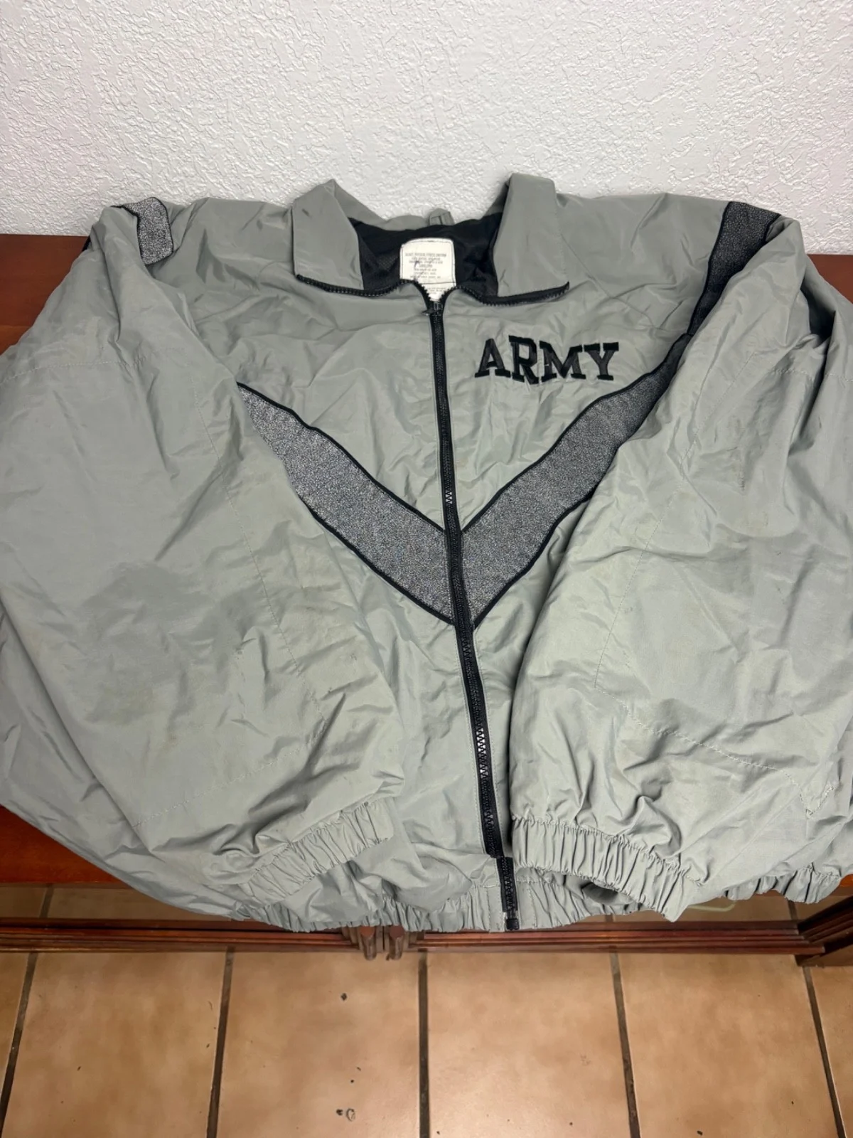 US Army IPFU Jacket, Gray Reflective Individual Physical Fitness SZ Large Short